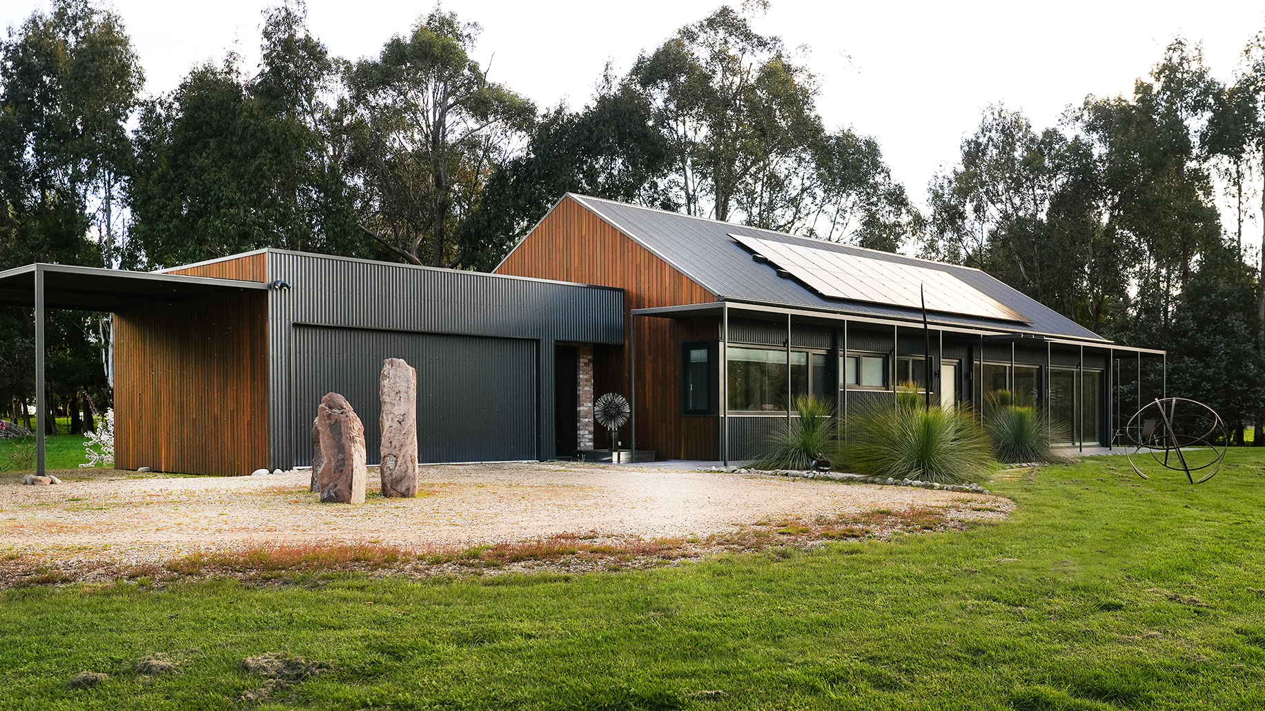 buxton-residence-front-exterior-spotted-gum-cladding.jpg