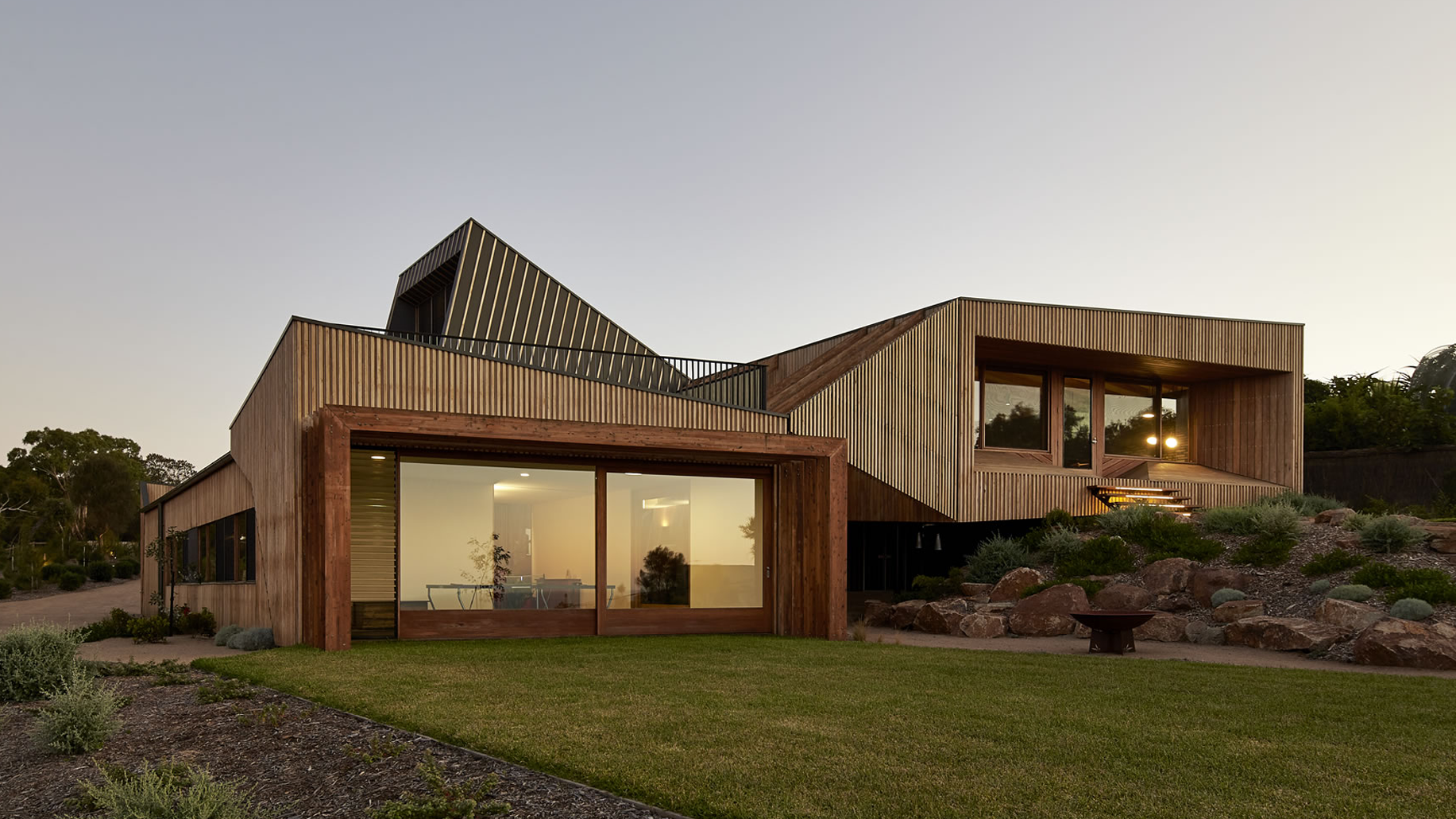split-house-silvertop-ash-cladding-coastal-home-3.png