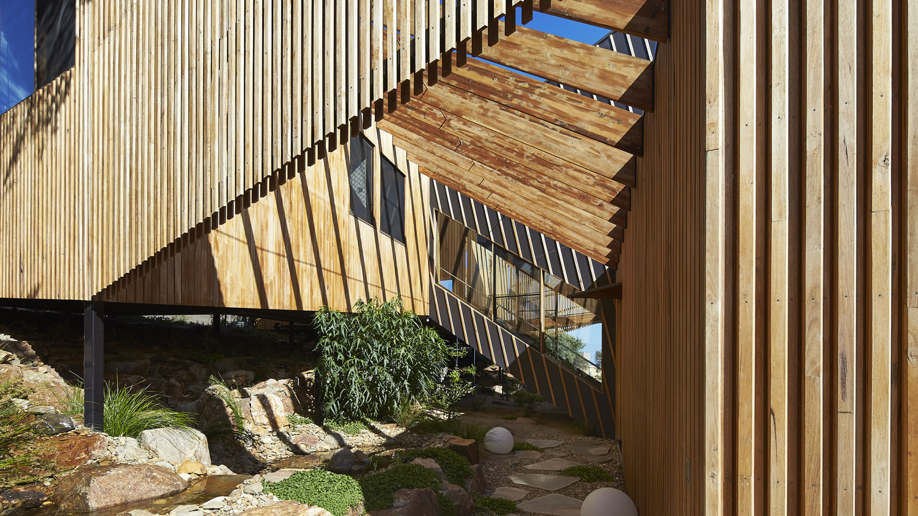 split-house-silvertop-ash-cladding-coastal-home-4.png