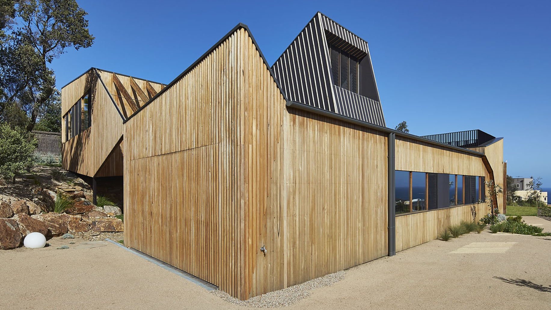 split-house-silvertop-ash-cladding-coastal-home-2.png