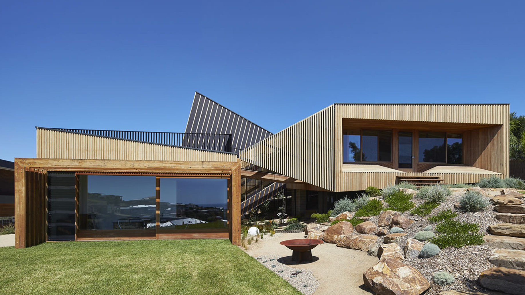 split-house-silvertop-ash-cladding-coastal-home-5.png
